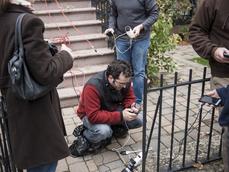 Inwoners van Hoboken in New Jersey laden hun gsm's op bij een huis dat nog stroom heeft.