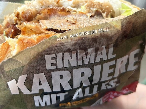 “Einmal Karriere mit alles”, valt te lezen op de kebabverpakking, het carrière-equivalent van “Eentje met alles erop”.