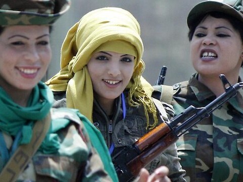 Nisreen Masroun al Forgani tussen andere vrouwelijke militieleden. © afp
