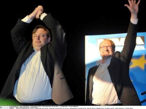 Bart De Wever en Ben Weyts na de verkiezingsoverwinning in juni. De N-VA zou nu zelfs 4,8 procent beter doen.
