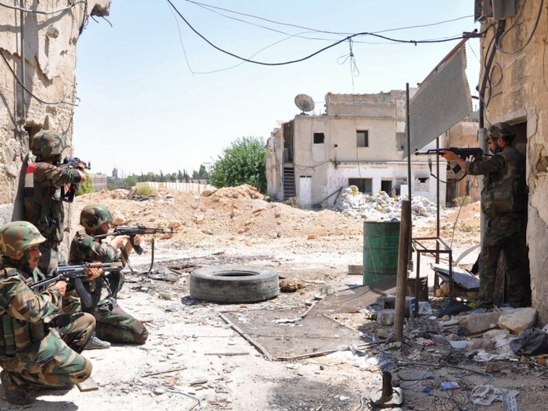 Een Syrische legereenheid patrouilleert in Jobar, een buitenwijk van Damascus.