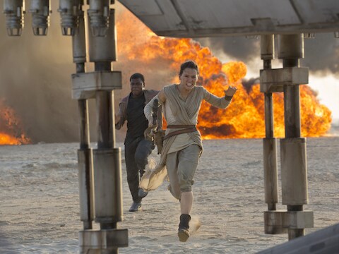 Daisy Ridley (rechts) en John Boyega (links) in 'The Force Awakens'.