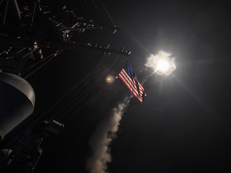 Een Tomahawk-raket wordt afgevuurd vanop het Amerikaanse oorlogsschip USS Porter in de Middellandse Zee. In totaal werden er 59 raketten afgeschoten op de Syrische luchtmachtbasis van waar de chemische aanval eerder deze week zou zijn ingezet.