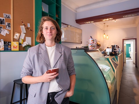 Pia Indigne in haar koffiebar Beans in Mechelen.