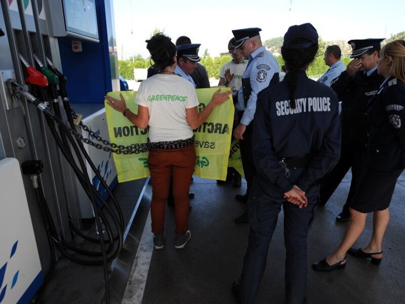 De arrestanten voerden actie bij een tankstation van de Russische oliemaatschappij Gazprom.