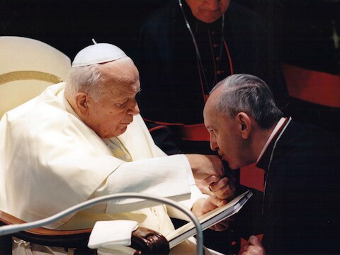 Paus Johannes Pauls II met de huidige paus, toen nog aartsbisschop Bergoglio.