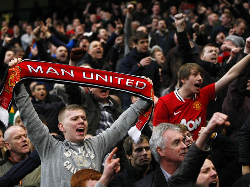 Manchester United won met 2-3 de bewogen derby bij City.