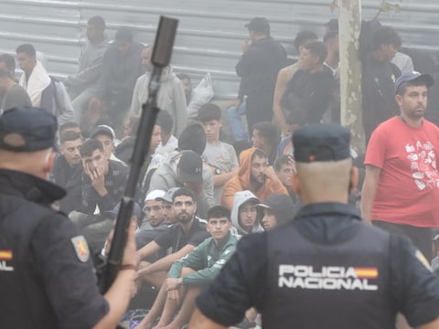 21 migranten teruggestuurd naar Marokko na gooien van stenen naar militairen