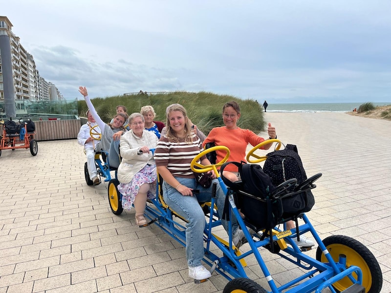 Bewoners van woonzorgcentrum in Horebeke scheuren met gocarts over de zeedijk: “De glimlach op hun gezichten zegt alles”