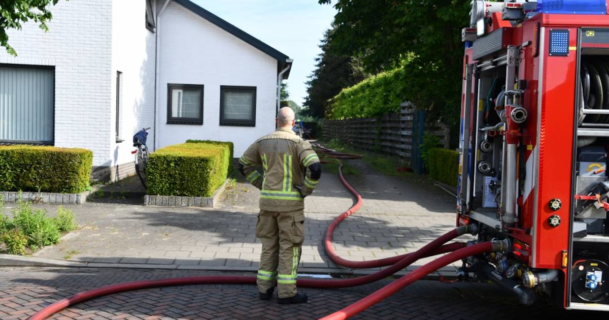 Uitslaande brand verwoest schuur en drie auto's in Clinge