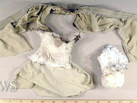 Abdulmutallab had in zijn ondergoed een pakje met 80 gram van het erg explosieve goedje PETN vastgenaaid.