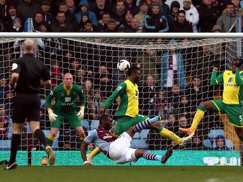 Benteke treft raak met een vallende volley.