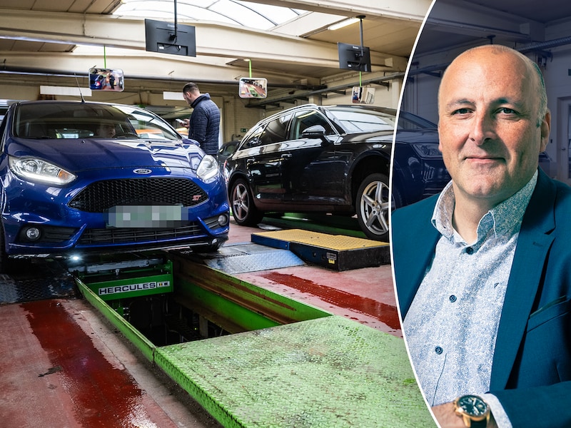 Joost Kaesemans van Touring (rechts) legt uit wat er binnenkort verandert bij de autokeuring.