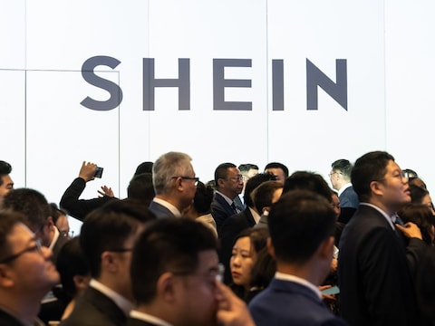 Het logo van Shein bij de beursgang van het bedrijf in Hongkong.