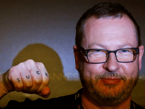 Lars von Trier met een niet mis te verstane boodschap op zijn vuist.