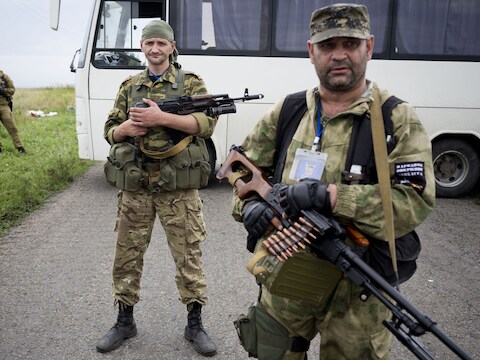 De commandant (R) van de pro-Russische rebellen hield afgelopen weekend OVSE-medewerkers tegen die de crashplek wilden onderzoeken.