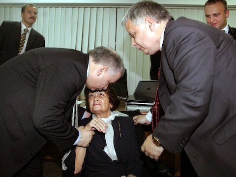 Jaroslaw (l) en Lech Kaczynski in 2005 met hun moeder, die nu met zware hartproblemen kampt.