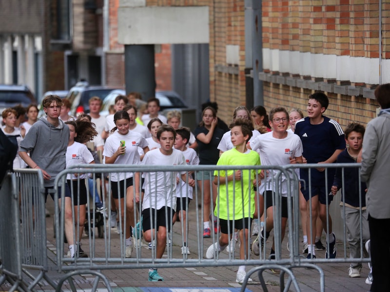 Honderden leerlingen van campus College Waregem lopen en wandelen al voor de 15de keer voor het goede doel