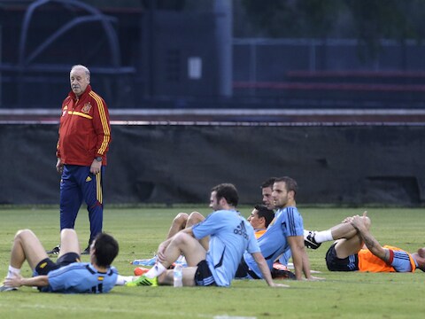 Bondscoach Del Bosque overziet zijn manschappen.