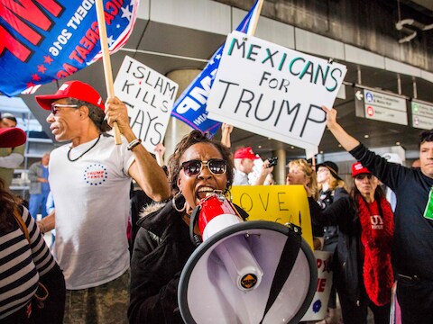 Tegenbetoging van Trump supporters op de luchthaven van Los Angeles gisteren