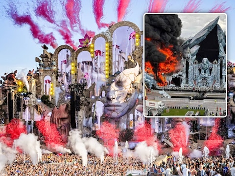 Een sfeerbeeld van het hoofdpodium van Tomorrowland in 2026. Een groot contrast met de brand die de mainstage vorige editie compleet verwoestte (zie kleine foto). 