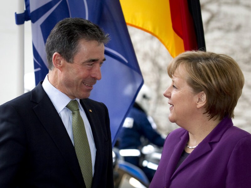 Secretaris-Generaal van de NAVO, Anders Fogh Rasmussen en bondskanselier van Duitsland Angela Merkel