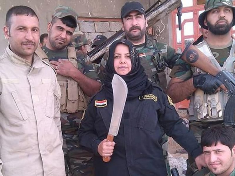 Wahida Mohamed, alias Um Hanadi, met enkele leden van de tribale militie die ze leidt.