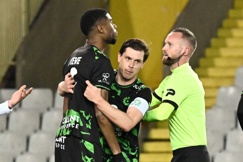 Van Der Bruggen tiene que calmar a Ngoura con el árbitro Letellier.