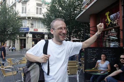 Zit deze tot levenslang veroordeelde communist achter de rellen in Brussel?