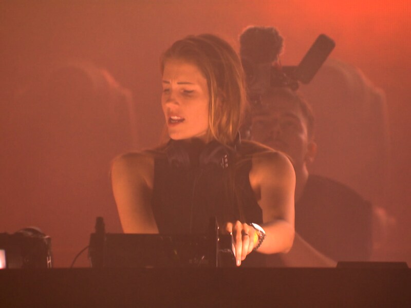 “Even pintje halen en terug naar je plaats gaan, zat er niet in”: Charlotte de Witte blaast propvolle Barn helemaal omver op Werchter