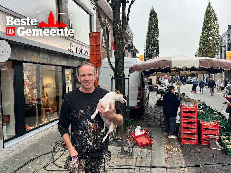 Robby Smets poseert voor zijn atelier tijdens de wekelijkse markt in Tremelo.