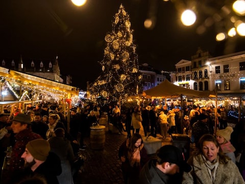 Archiefbeeld van de kerstboom op de Grote Markt, tijdens Winter in Kortrijk 2025-2026.
