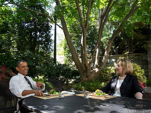 Hillary Clinton luncht in de tuin van Het Witte Huis met president Barack Obama.