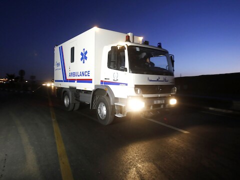 Een ambulance brengt de lichamen van Sajida al-Rishawi en Ziad al-Karbouly na hun executie in de Swaqa-gevangenis.