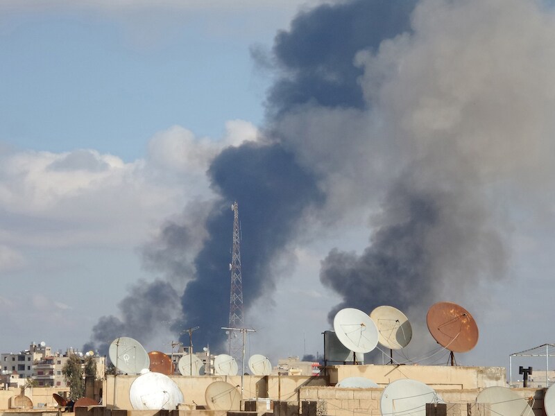 Rookpluimen na luchtaanvallen in al-Raqqa.