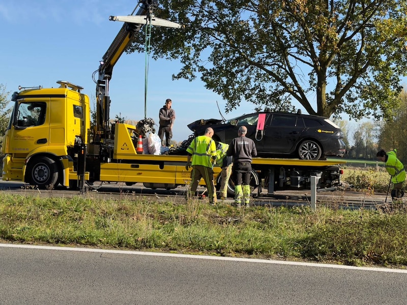 De auto wordt getakeld na de ware crash in Grotenberge. 
