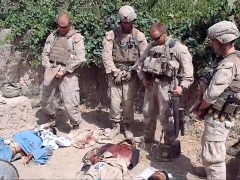 Amerikaanse soldaten urineren op dode talibanstrijders. Dit schandaal dateert van januari.