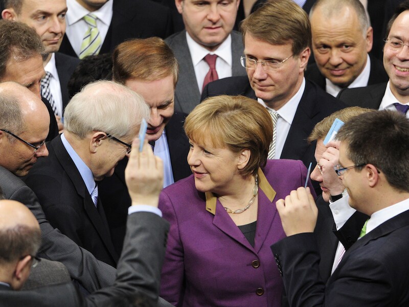 Bondskanselier Merkel omringd door Duitse parlementsleden.