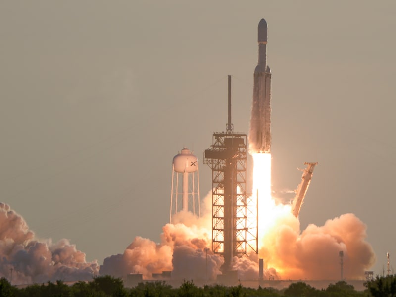 Een SpaceX Falcon Heavy-raket tijdens een lancering vorige maand.