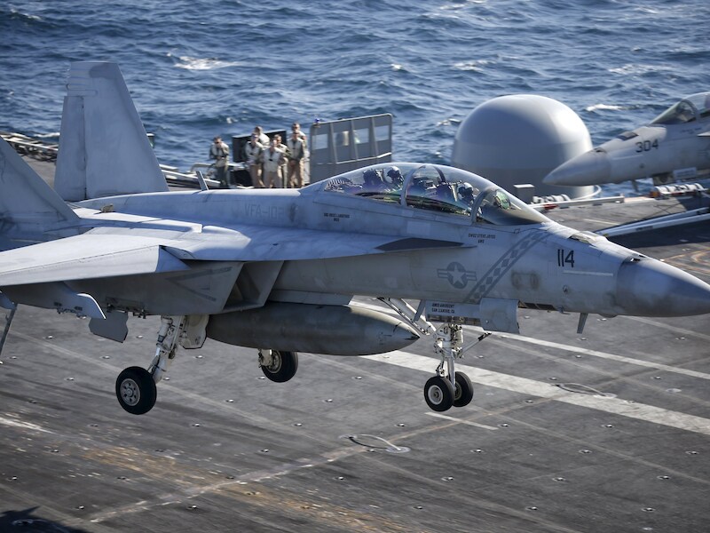 Een F/A-18 Super Hornet landt op het vliegdekschip USS Ronald Reagan.