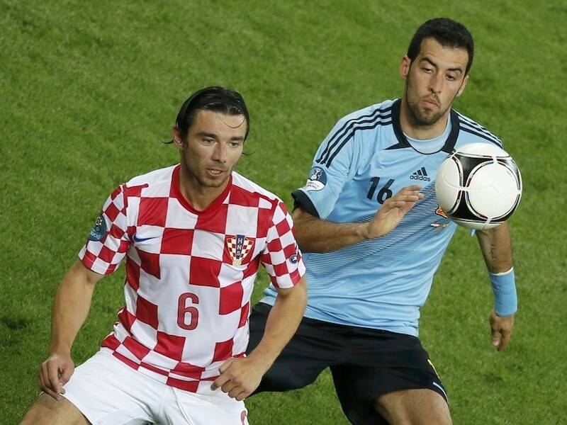 Danijel Pranjic (links) in actie met Kroatië tegen Spanje.