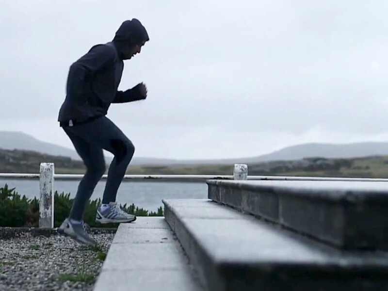 Fernando Zylberberg zorgde voor controverse door step-ups te doen op een Brits oorlogsmonument op de Falklandeilanden.