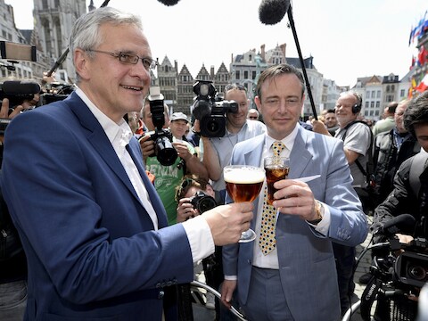 Nog voor de uitslag bekend was tikten Kris Peeters en Bart De Wever op de Antwerpse Grote Markt op verkiezingsdag een 'bolleke' en een cola light. Het zou wel eens kunnen dat ze toen al klonken op Peeters als toekomstig premier.