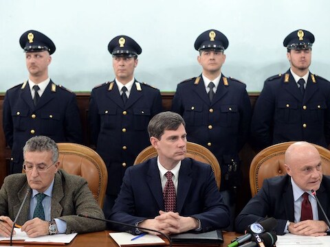 De codenaam van de operatie was 'New Bridge' en de Italiaanse politie heeft twee jaar onderzoek gedaan om deze operatie uit te kunnen voeren. Op deze foto de Amerikaanse aanklager William Nardini (midden), die wordt geflankeerd door Amerikaanse en Italiaanse collega's.
