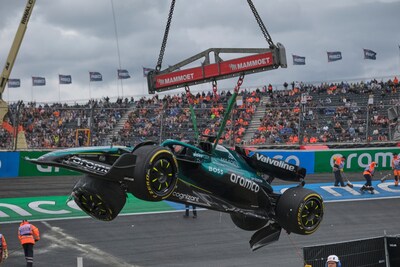 KIJK. Lelijke crash in Zandvoort: Lance Stroll vliegt met z’n Aston Martin aan hoge snelheid uit de bocht