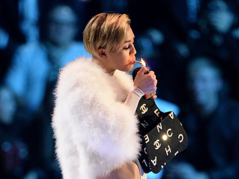 Miley Cyrus steekt tijdens haar optreden op de MTV Europe Music Awards een joint op.