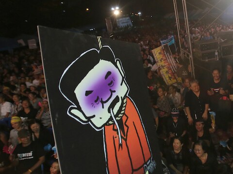 Een foto van de Thaise oudpremier Thaksin Shinawatra tijdens de protesten in Bangkok.