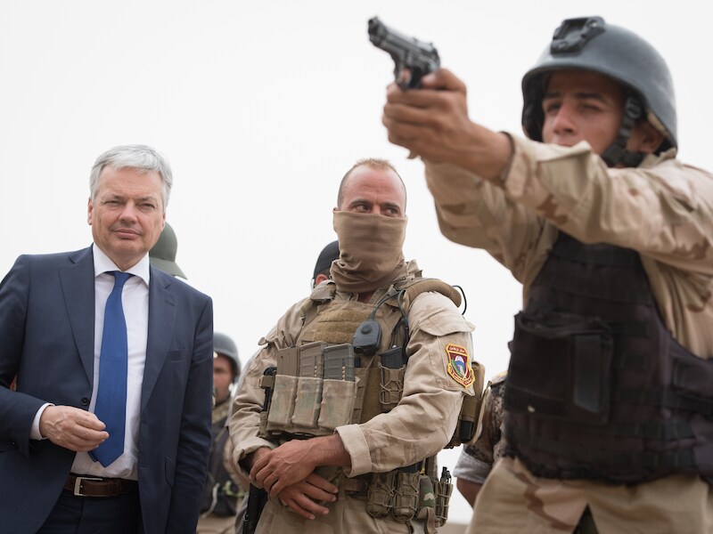Reynders kijkt naar een Iraakse soldaat die opgeleid wordt door de Belgen.