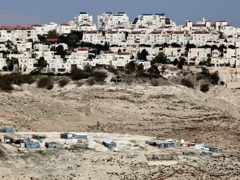 De nederzetting Maaleh Adumim met daarnaast tenten van bedoeïenen.