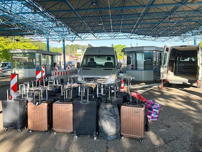 Vrouw keert terug van vakantie met 55 (!) stukken bagage: Zwitserse douane kan ogen niet geloven